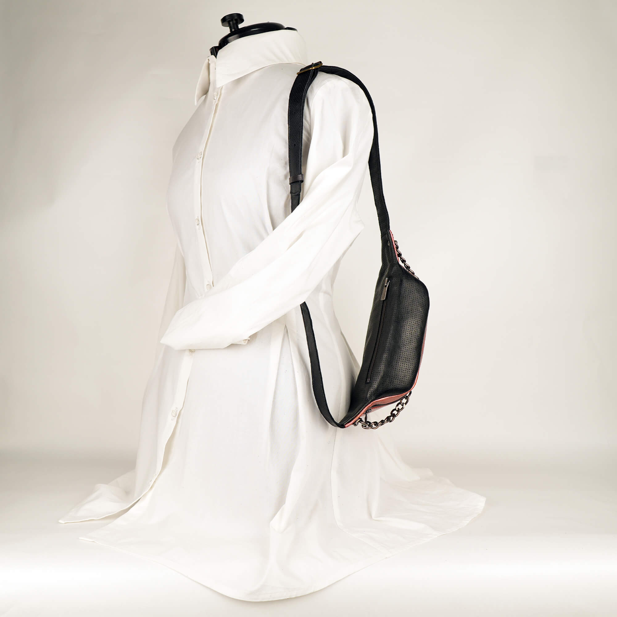 Borseta-dama-din-piele-cu-accesoriu-metalic-roz-3